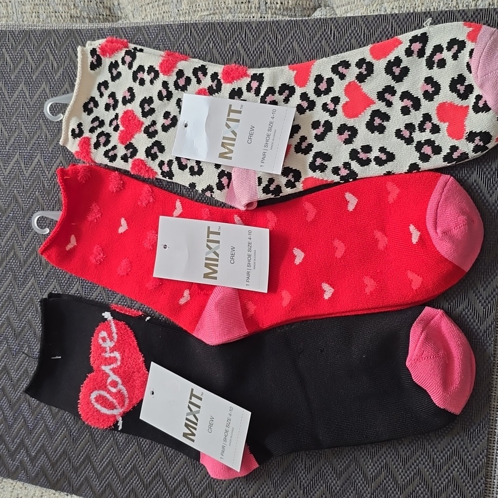 MIXIT BRAND WOMEN'S HEARTS VALENTINES BUNDLE OF 3 CREW SOCKS FITS SHOE SIZE 4-10